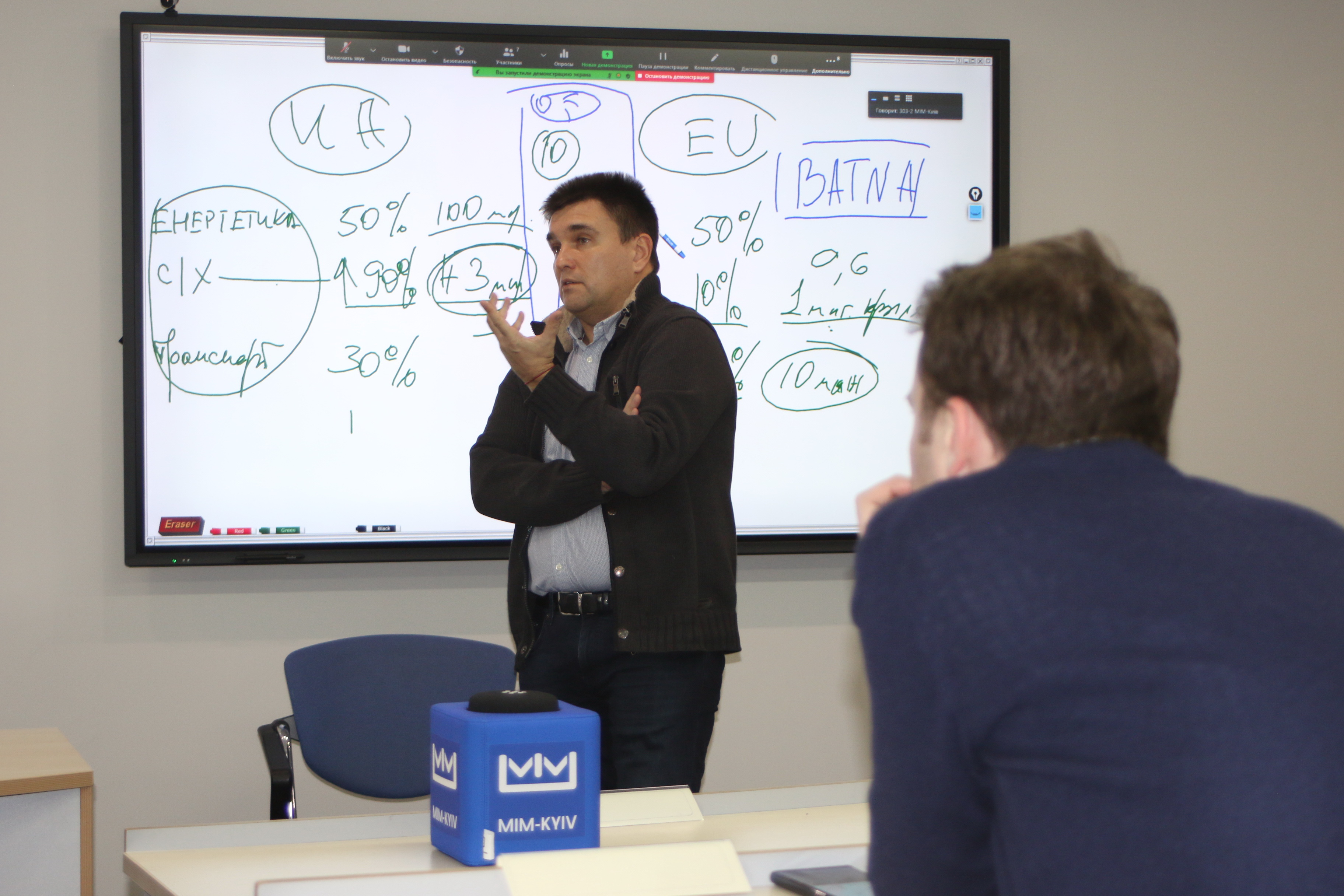 Former Minister of Foreign Affairs Teaches Class on Tough Negotiations